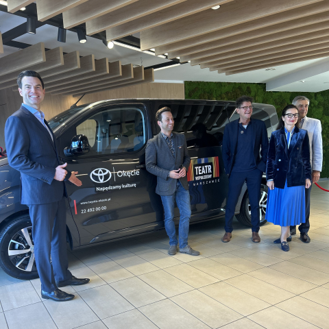 Od prawej: Roman Sabaj - Prezes Zarządu Toyota Okęcie, Monika Dobrzyńska - Bluj - Dyrektor Zarządzająca, Wojciech Malajkat - Dyrektor Teatru Współczesnego, Marcin Hycnar - zastępca Dyrektora ds.artystycznych, Paweł Sabaj - Prokurent /
