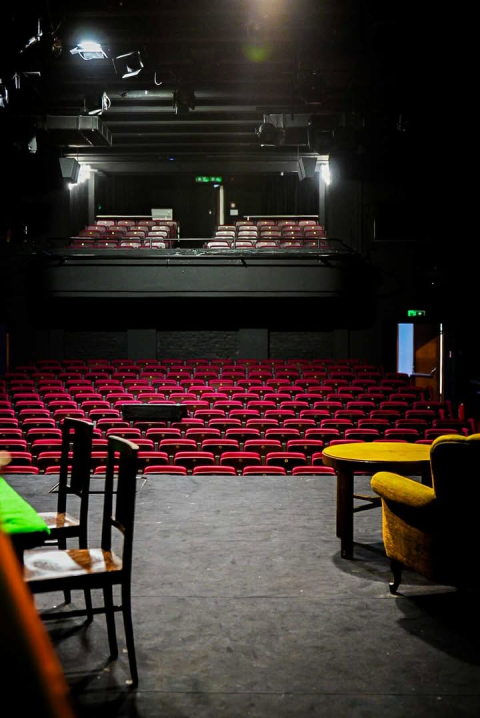 Teatr Współczesny w Warszawie oferuje na sprzedaż używane fotele teatralne tapicerowane. 